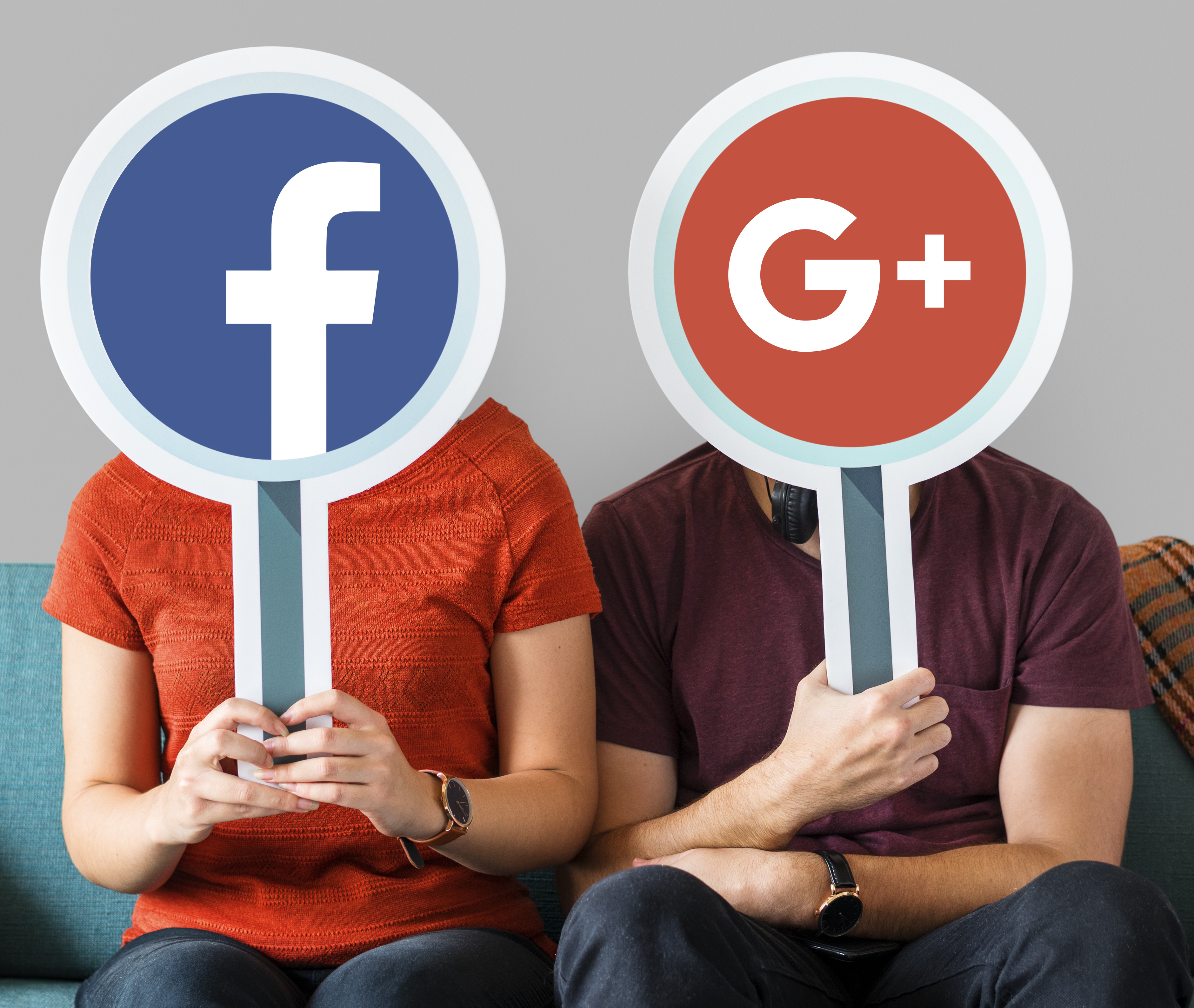 couple-holding-social-media-icons